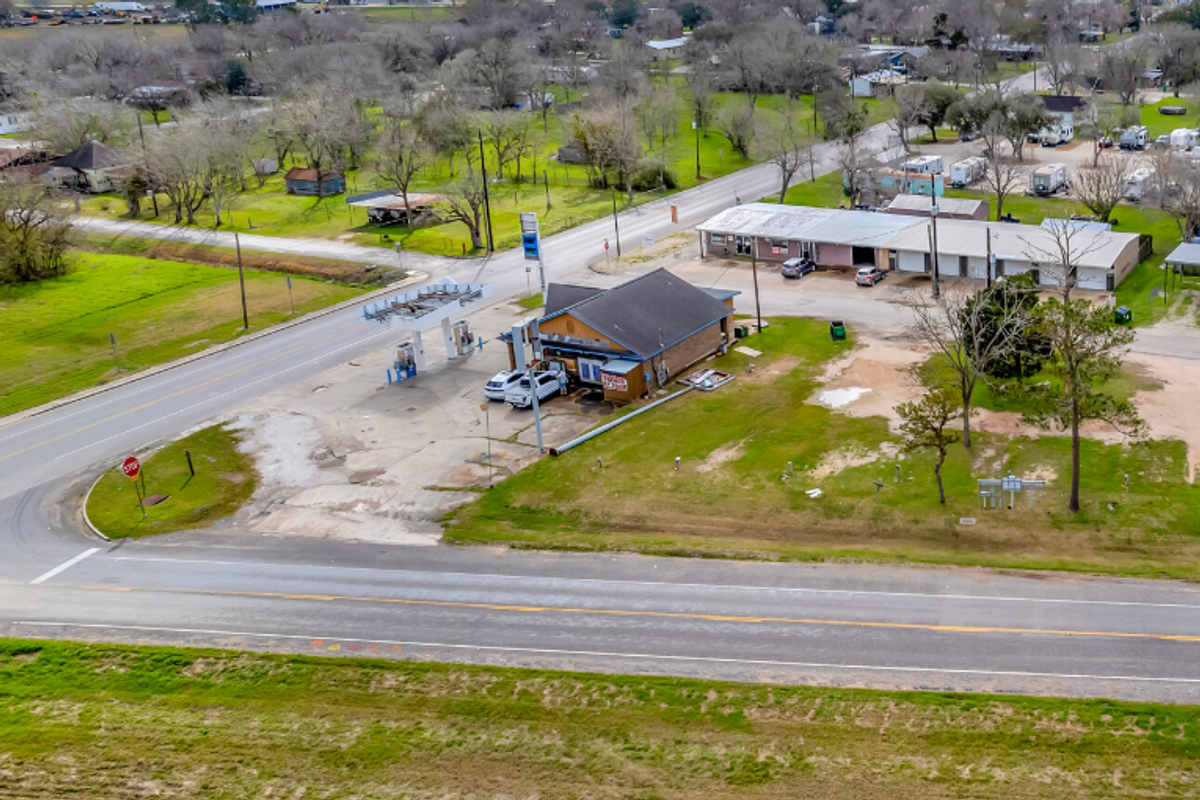 Retail property in Ganado, TX 77962 — 1100 US Hwy 59 W